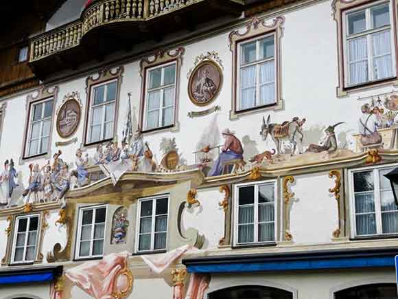 Belleza y fantasía en la decoración de la fachada de esta casa de Baviera.