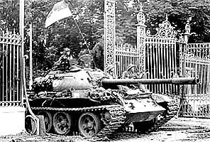 En la mañana del 30 de Abril de 1975, ante la mirada atónita del mundo civilizado, tanques comunistas derribaron las rejas del palacio presidencial en Saigón. 