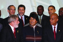 En la reunión Continental de Trinidad-Tobago, Barack Obama tuvo un gesto de distención en relación a Cuba 