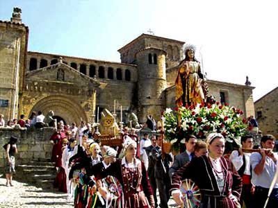 Importancia de las fiestas religiosas: Una procesión llena de color y de vida en Santillana del Mar, España