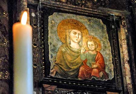 Antigua imagen de la Virgen María con el NIño