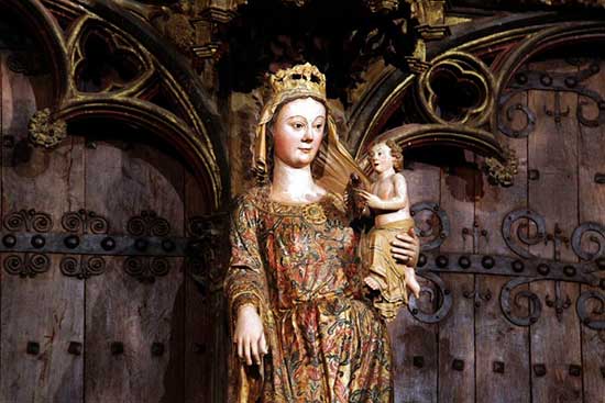 imagen virgen policromada medieval. Corazón de María puerta abierta para la misericordia