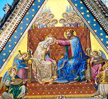 En el ápice de la catedral de Orvieto hay un mosaico representando la Coronación de la Santísima Virgen por Jesucristo