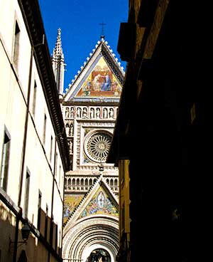 La catedral de Orvieto se encuentra en un bellísimo pueblo medieval italiano