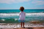 niña contemplando el mar